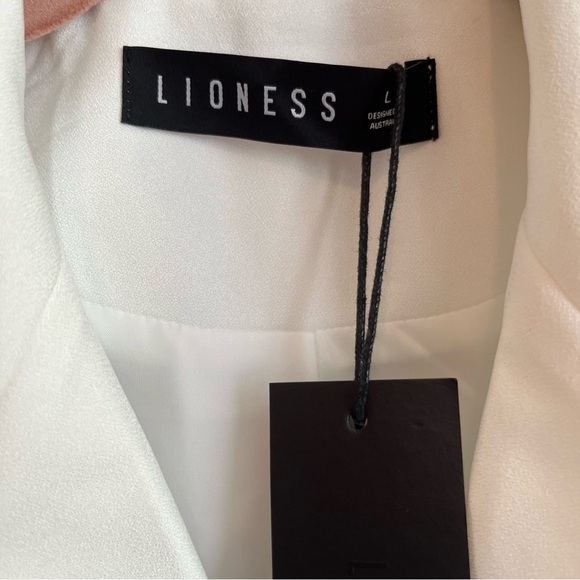 Lioness Palermo White Blazer Gold Buttons Size Large NWT - Picture 8 of 15
